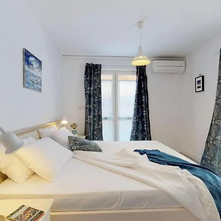 Stella Deluxe Superior 5 Star Apartment, Your Piece Of Heaven By The Sea & Park, With Sea View Apartment